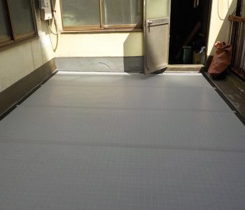 築50年補修歴なしのビルのバルコニー！手すり内部にも防水材を注入して防水対策　大阪市阿倍野区