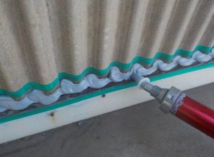 鉄骨造工場の屋根と外壁の間の隙間から雨漏り！シーリング材で防水対策　大阪市住之江区