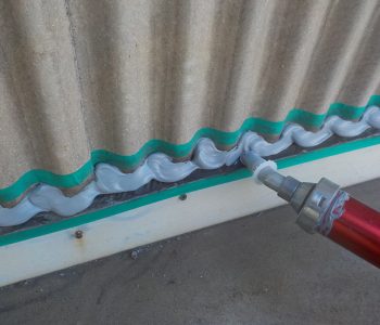 鉄骨造工場の屋根と外壁の間の隙間から雨漏り！シーリング材で防水対策　大阪市住之江区