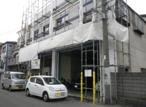 電線が近い鉄骨2階建倉庫の外壁屋根廻り工事！足場を使って屋根の状態もチェック　大阪市東成区
