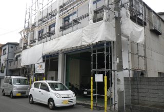 電線が近い鉄骨2階建倉庫の外壁屋根廻り工事！足場を使って屋根の状態もチェック　大阪市東成区