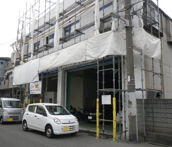 電線が近い鉄骨2階建倉庫の外壁屋根廻り工事！足場を使って屋根の状態もチェック　大阪市東成区