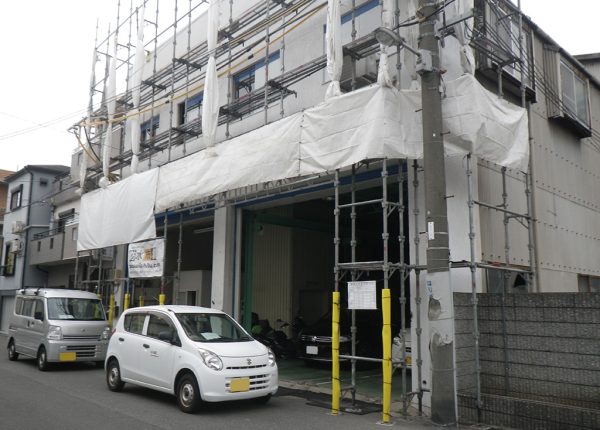 電線が近い鉄骨2階建倉庫の外壁屋根廻り工事！足場を使って屋根の状態もチェック　大阪市東成区