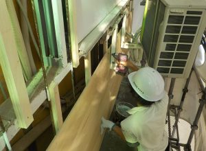 営業中の鉄骨2階建倉庫で外壁の撤去および下地工事！　大阪市東成区