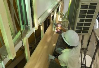 営業中の鉄骨2階建倉庫で外壁の撤去および下地工事！　大阪市東成区