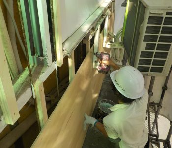 営業中の鉄骨2階建倉庫で外壁の撤去および下地工事！　大阪市東成区