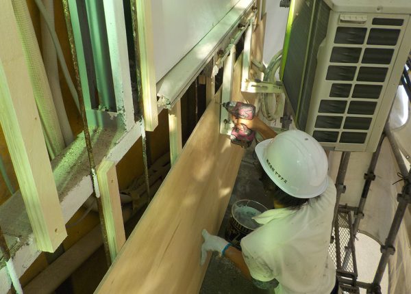 営業中の鉄骨2階建倉庫で外壁の撤去および下地工事！　大阪市東成区