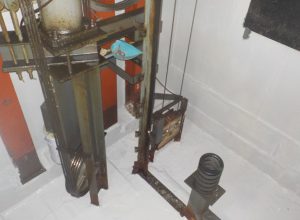 商業施設の業務用エレベーターピット内に漏水！ポンプ車や注入材で対策　大阪市平野区