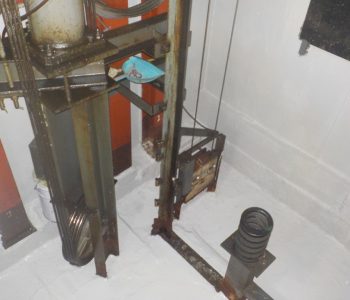 商業施設の業務用エレベーターピット内に漏水！ポンプ車や注入材で対策　大阪市平野区