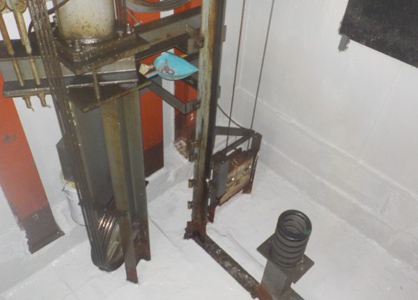 商業施設の業務用エレベーターピット内に漏水！ポンプ車や注入材で対策　大阪市平野区