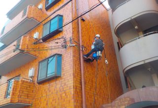 築40年RC造マンションで漏水が再発！チェアーゴンドラで部分的補修　 大阪市平野区