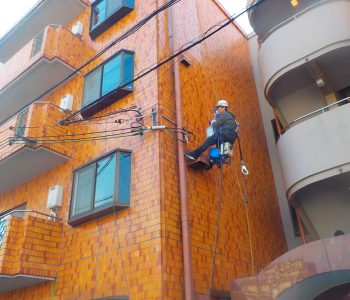 築40年RC造マンションで漏水が再発！チェアーゴンドラで部分的補修　 大阪市平野区