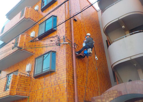 築40年RC造マンションで漏水が再発！チェアーゴンドラで部分的補修　 大阪市平野区