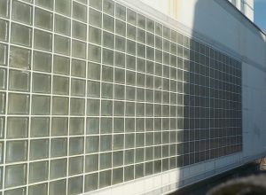 築40年鉄骨2階建ての漏水対策！劣化シーリングの増し打ちでガラスブロック・外壁パネル・笠木を重点補修　大阪市大正区