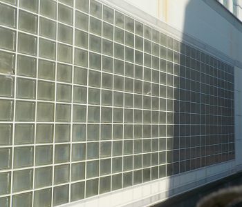 築40年鉄骨2階建ての漏水対策！劣化シーリングの増し打ちでガラスブロック・外壁パネル・笠木を重点補修　大阪市大正区