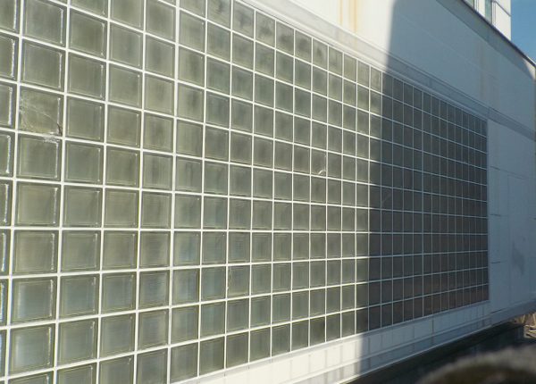 築40年鉄骨2階建ての漏水対策！劣化シーリングの増し打ちでガラスブロック・外壁パネル・笠木を重点補修　大阪市大正区