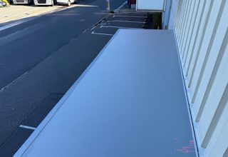 鉄骨2階建て社屋の庇から水漏れ！ボンド乾燥が決め手の塩ビシート防水工事　大阪市住之江区