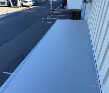 鉄骨2階建て社屋の庇から水漏れ！ボンド乾燥が決め手の塩ビシート防水工事　大阪市住之江区