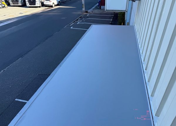 鉄骨2階建て社屋の庇から水漏れ！ボンド乾燥が決め手の塩ビシート防水工事　大阪市住之江区