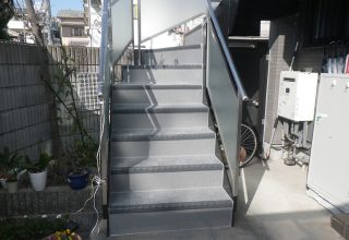 鉄骨外階段のサビと劣化タイルを補修！防滑シート施工で工期・費用を抑える　八尾市