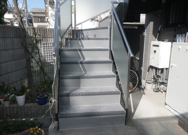 鉄骨外階段のサビと劣化タイルを補修！防滑シート施工で工期・費用を抑える　八尾市